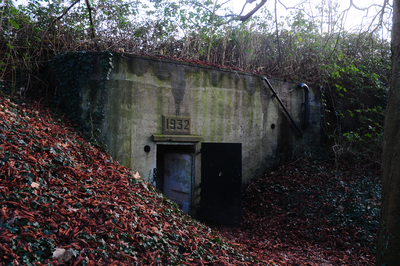 900622 Gezicht op de mitrailleurkazemat op het terrein van het Fort De Bilt (Biltsestraatweg 160) te Utrecht.